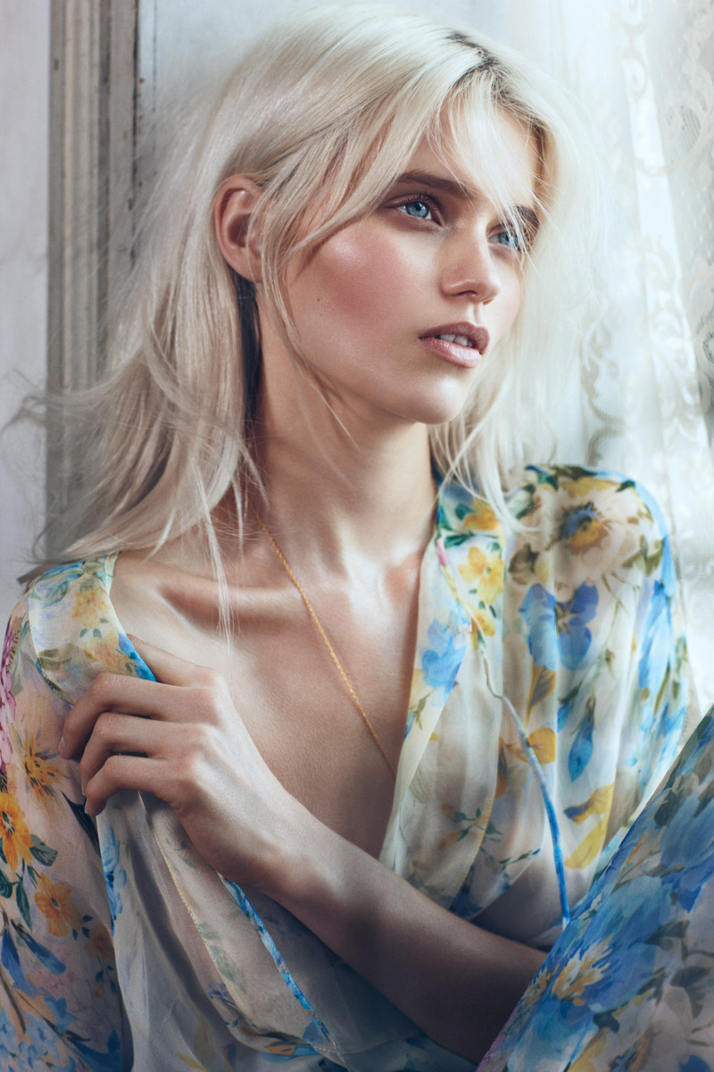 LE FASHION BLOG ABBEY LEE KERSHAW BEAUTY JEWELRY EDITORIAL SUNDAY TELEGRAM  AUSTRALIA NEON BEADED CHAIN NECKLACE ACTRESS BLEACH…