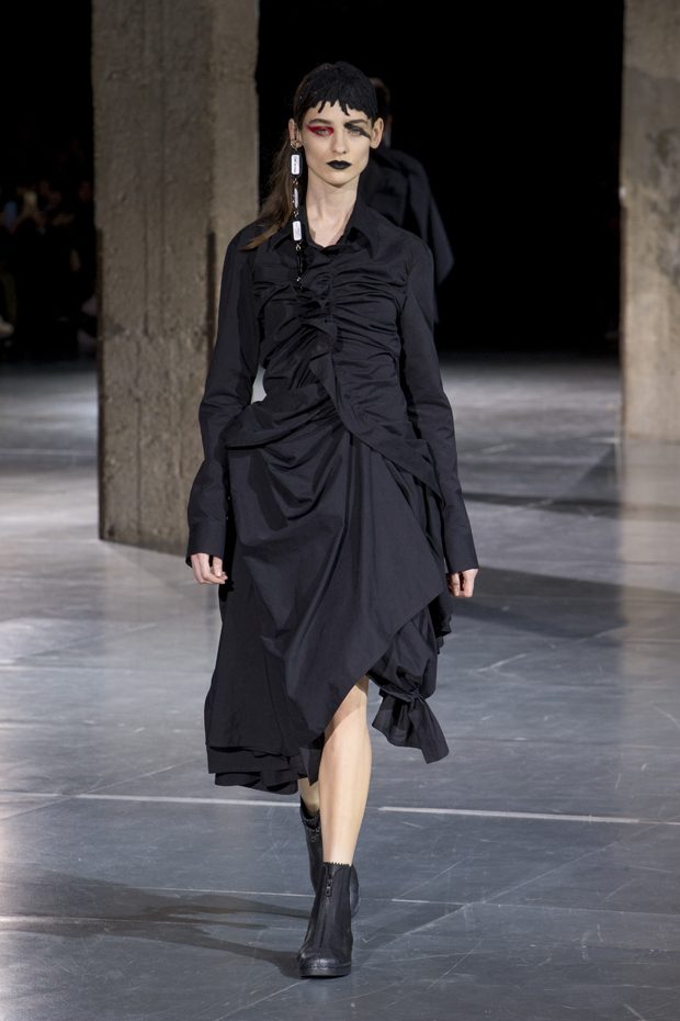 PFW: YOHJI YAMAMOTO Fall Winter 2017.18 Collection