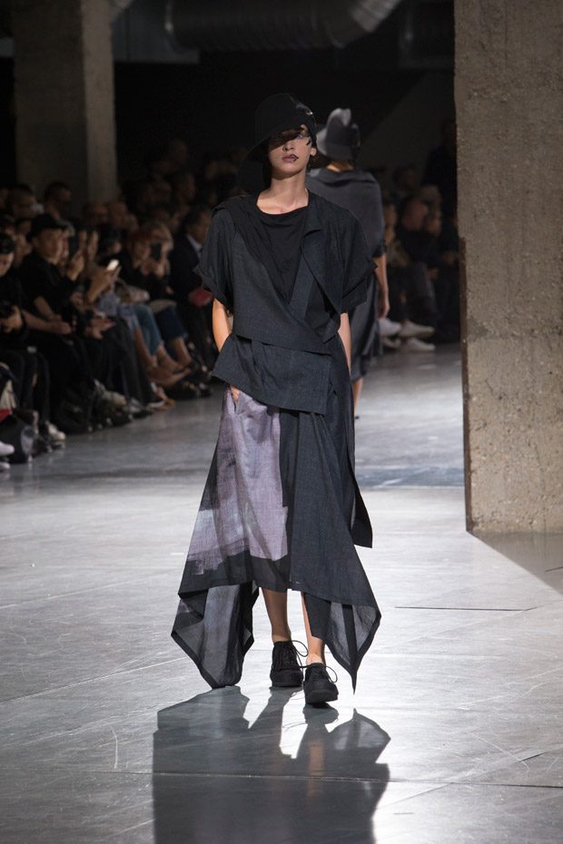 #PFW: YOHJI YAMAMOTO Spring Summer 2018 Womenswear Collection