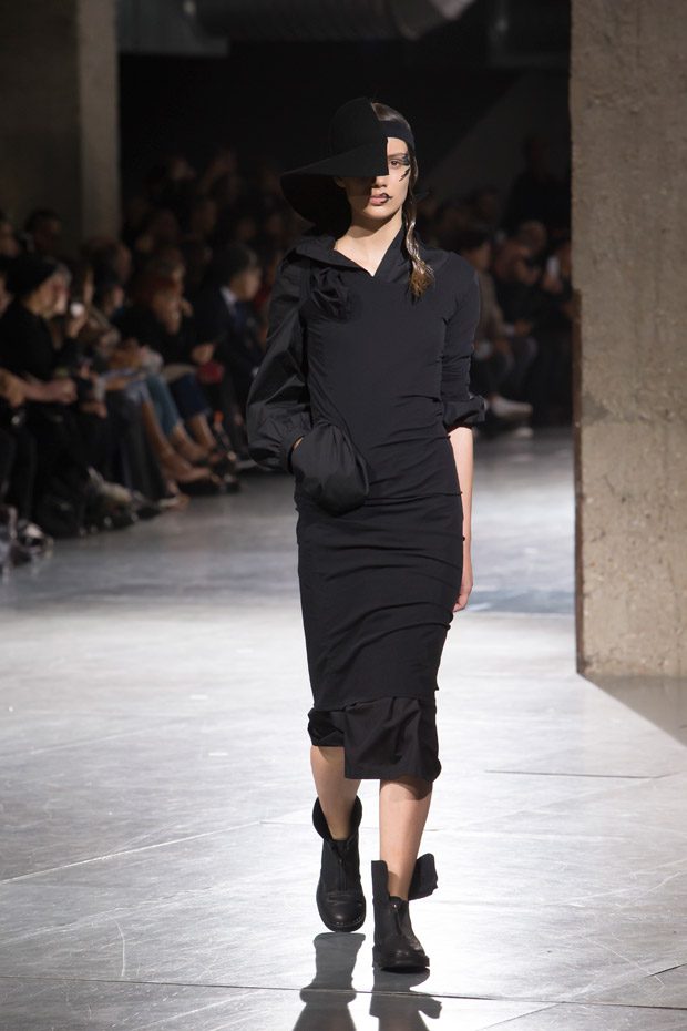 Yohji Yamamoto F/W 18 womenswear #19 - Tagwalk: The Fashion Search