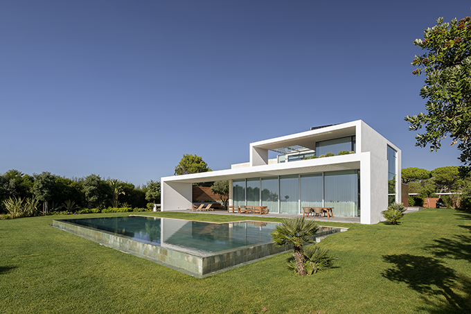 ARCHISCENE: Discover the Sea Front Villa by Arq Tailor’s