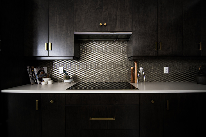 https://www.designscene.net/wp-content/uploads/2021/01/5-Tips-To-Make-Your-Black-Themed-Kitchen-Stand-Out-1.jpg