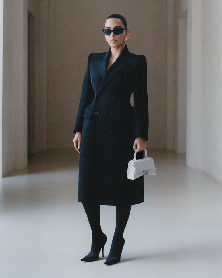 Audrey(wearing wool coat of Balenciaga,Hermès handbag and
