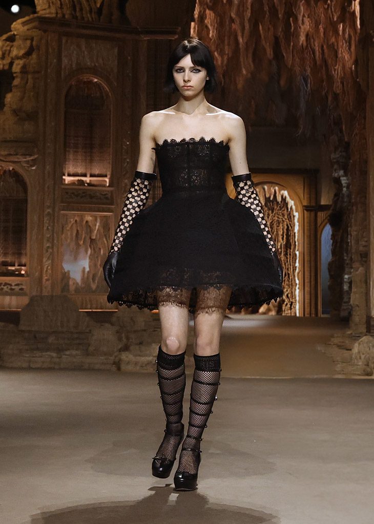 Dior na platformě X: „The Miss Dior haute couture dress is born of
