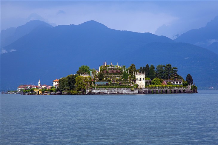 Louis Vuitton Cruise 2024 Show docks on Lake Maggiore - LVMH