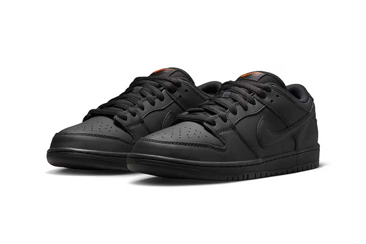 Nike SB Dunk Low Drops in ‘Triple Black’